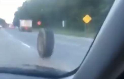 Kinh hoàng cảnh lốp xe lăn trên cao tốc văng nát đầu ô tô