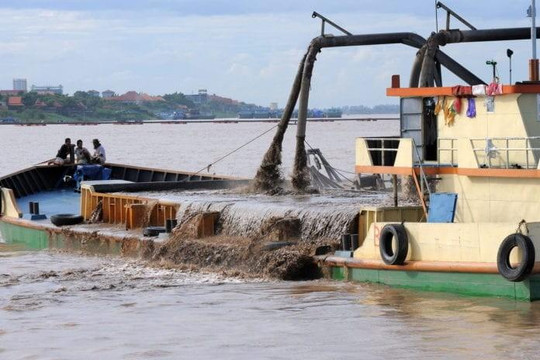 Nhu cầu cát vô tận của thế giới đang làm sông Mekong ‘chết dần chết mòn’