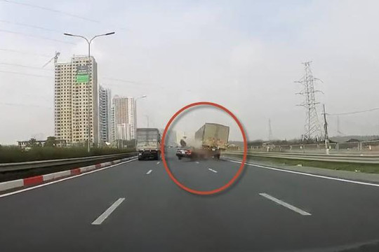 Clip ô tô biển số cấp cho người nước ngoài tông đuôi xe tải ở Hà Nội, tài xế nguy kịch