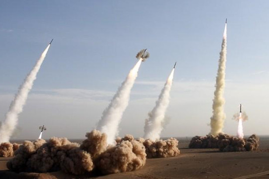 Iran phóng cả tá tên lửa đạn đạo tấn công căn cứ Mỹ 