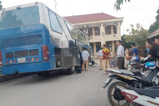 Bắt xe khách biển số Lào chở gần 1 tấn pháo hoa và nhiều hàng cấm