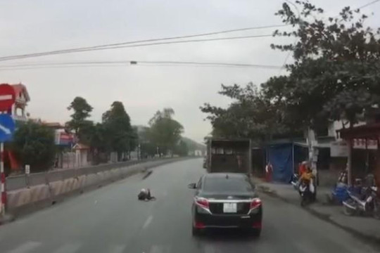 Người đàn ông nằm giữa đường quốc lộ khiến nhiều tài xế thót tim