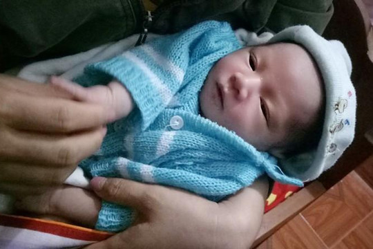 Hà Tĩnh: Bé trai sơ sinh bị bỏ rơi cùng bức thư của người mẹ