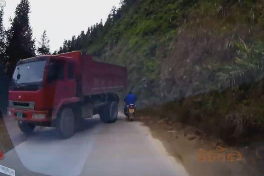 Phanh gấp khi vào cua, tài xế xe tải suýt gây tai nạn thảm khốc