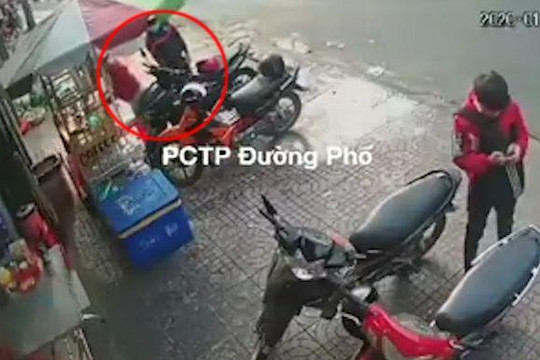 Kẻ gian bẻ khóa trộm xe máy trên đường đông đúc ở TP.HCM