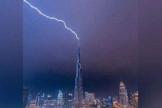 Khoảnh khắc tia sét đánh vào tòa nhà cao nhất thế giới ở Dubai