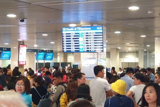 Sợ trễ giờ bay, hành khách đổ dồn khiến sân bay chật chội chen chúc