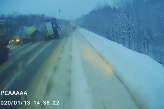 Không làm chủ tốc độ trên đường tuyết, xe đầu kéo gây tai nạn kinh hoàng