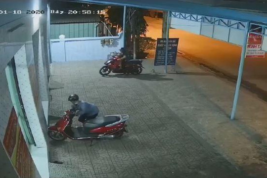 Clip cặp vợ chồng chở con nhỏ đi trộm xe máy