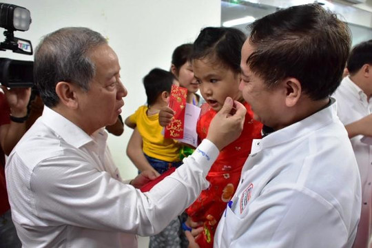 Chủ tịch Thừa Thiên-Huế chúc tết người nghèo, lì xì trẻ em mắc bệnh hiểm nghèo
