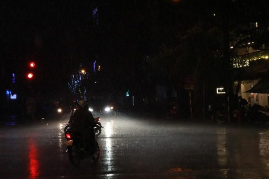 Hà Nội đón cơn mưa lớn đêm 30 Tết,  miền Bắc rét đậm, có nơi băng giá