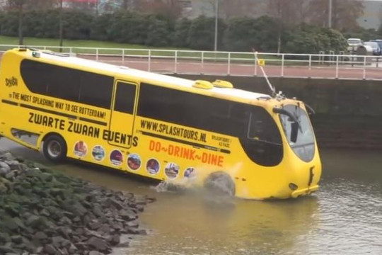 Cận cảnh xe buýt chạy dưới nước độc đáo ở Hà Lan