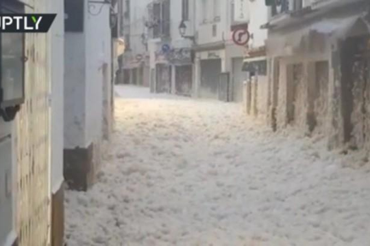 Clip bọt biển nhấn chìm thành phố ở Tây Ban Nha