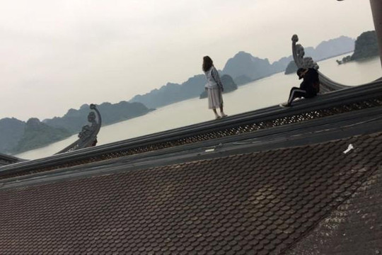 Clip cặp đôi trèo leo nóc đền thờ chùa Tam Chúc chụp ảnh gây bức xúc