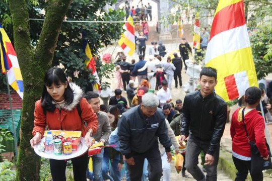 Hà Tĩnh: Hàng nghìn du khách về khai hội chùa Hương Tích