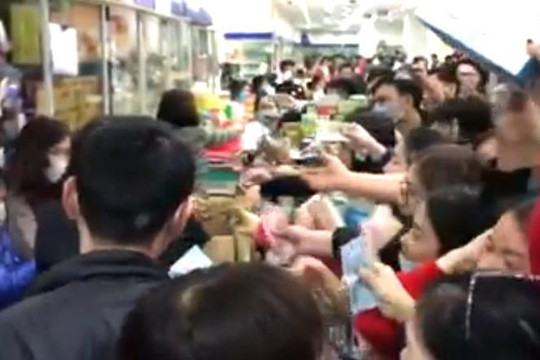 Kinh hãi clip đám đông chen lấn tranh mua khẩu trang chống coronavirus
