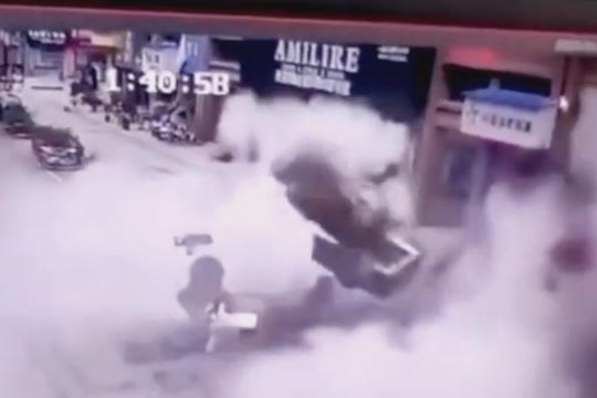 Ném pháo hoa xuống hố, cô gái cùng 3 người bị hất văng lên trời