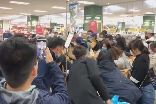Cảnh tranh nhau mua khẩu trang ở siêu thị tại Nhật Bản