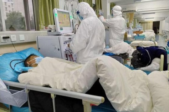 Bệnh nhân coronavirus khạc nhổ vào mặt bác sĩ: 'Tao chết thì chúng mày đừng mong sống'