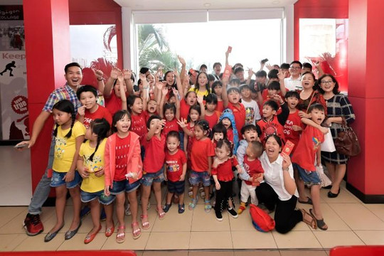 Về Việt Nam 2 tuần, Hà Phương mang niềm vui cho cả trăm trẻ em ở chùa Diệu Giác