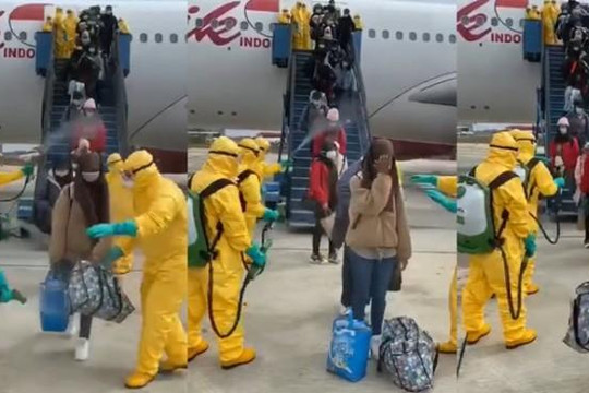 Clip trăm khách về từ Trung Quốc bị xịt khử trùng khi xuống máy bay ngừa coronavirus​