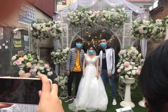 Đám cưới vắng người ở Thái Bình do coronavirus, cô dâu và khách đeo khẩu trang chụp ảnh