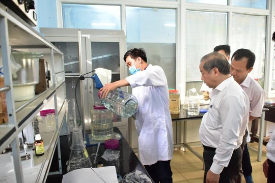 Sản xuất dung dịch rửa tay miễn phí cho người dân phòng coronavirus
