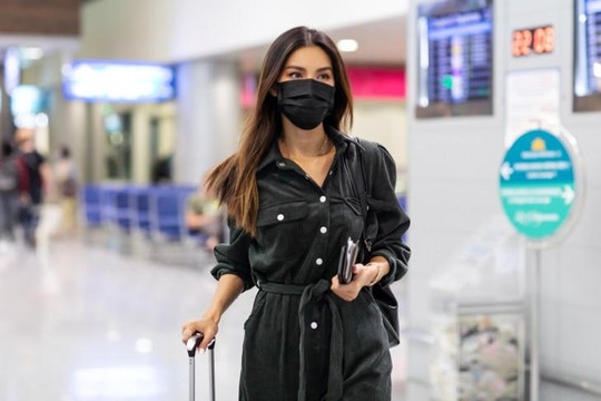 Minh Tú đeo khẩu trang kín mít tại sân bay, lên đường tham dự New York Fashion Week