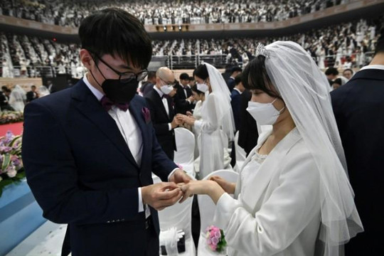 Hàng ngàn cặp đôi đeo khẩu trang làm lễ cưới tập thể bất chấp coronavirus