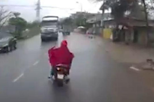 Lái xe máy sang đường ẩu, nữ 'ninja' suýt bị ô tô tông trực diện