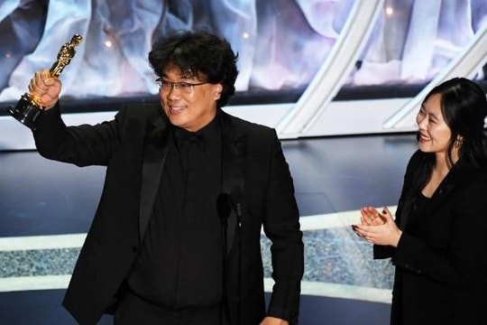 Nữ thông dịch viên của đạo diễn Bong Joon Ho tại Oscars 2020 là ai?