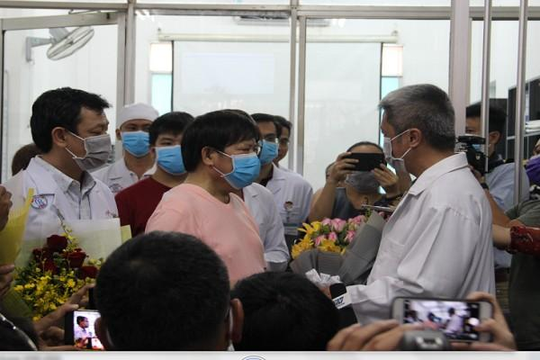 Bệnh nhân thứ 2 người Trung Quốc nhiễm coronavirus xúc động khi xuất viện