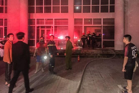 Nghệ An: Giải cứu được 7 người kẹt trên tầng 8 tòa nhà bị cháy