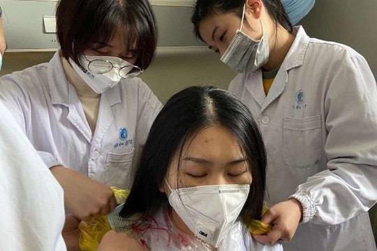 Khủng hoảng kép ở Vũ Hán khi hàng loạt nhân viên y tế nhiễm coronavirus