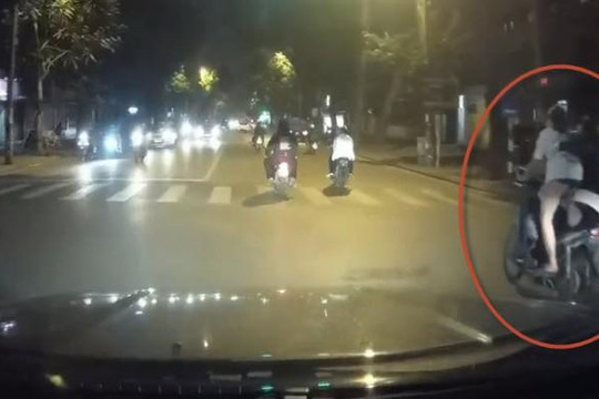 Clip 2 cô gái thay người lái khi xe máy chạy qua ngã tư ở Hà Nội, tài xế ô tô giật mình