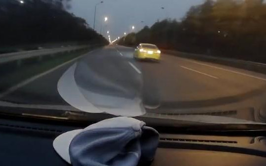 Clip tài xế lái ô tô 100 km/h hoảng hồn khi thấy ma tốc độ trên đại lộ Thăng Long