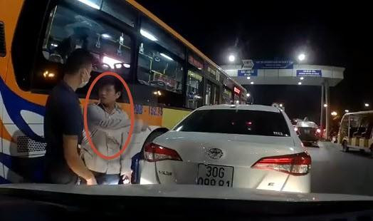 Ô tô lùi đụng xe phía sau ở sân bay Nội Bài, tài xế còn cãi cố và bắt đền tiền