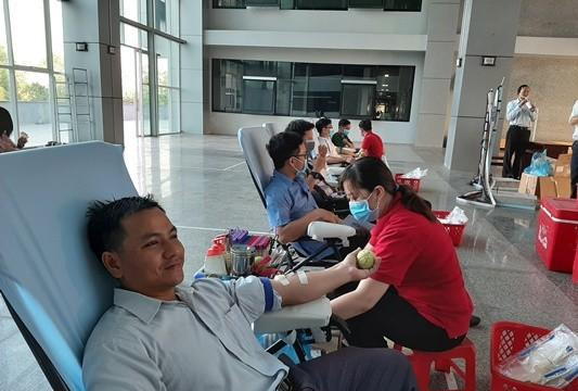 Sóc Trăng: Hàng trăm nhân viên y tế tham gia hiến máu