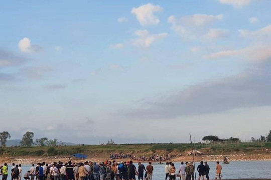 Lật ghe trên sông Vu Gia-Quảng Nam, 6 người mất tích