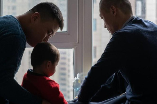 Câu chuyện cảm động về hành trình sinh con trên đất Mỹ của đôi đồng tính nam Trung Quốc (P.1)