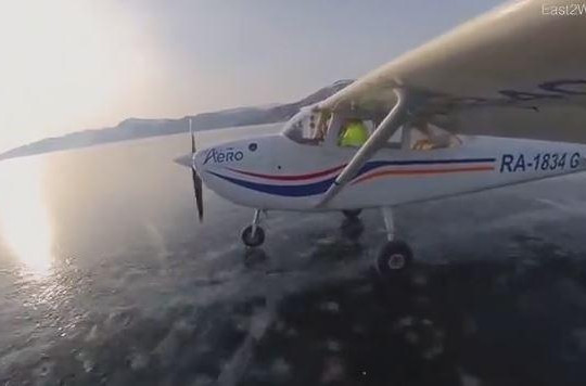 Máy bay hạ cánh trên bề mặt đóng băng của hồ Baikal