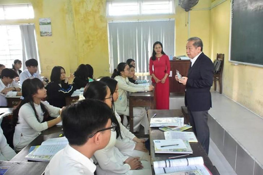 Thừa Thiên-Huế: Chủ tịch tỉnh đến lớp động viên học sinh trong ngày học trở lại