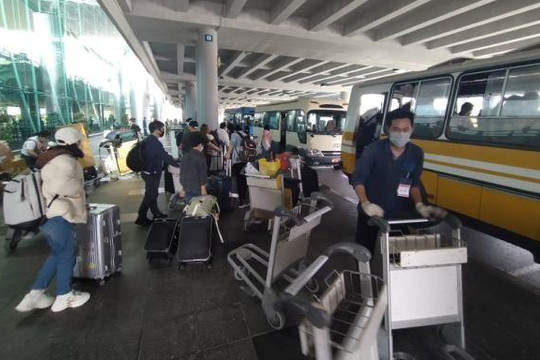 Sân bay Cần Thơ liên tục đón người về từ Hàn Quốc