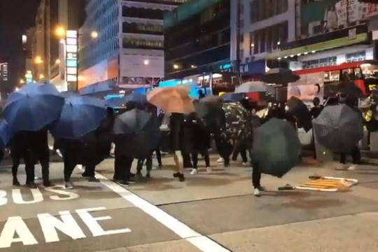 Clip rào chắn đổ mà tưởng súng nổ, đám đông Hồng Kông đi biểu tình chạy toán loạn