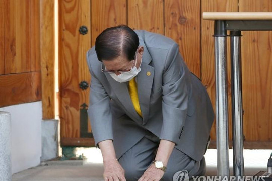 Giáo chủ Tân Thiên Địa quỳ gối xin lỗi vì làm lây lan Covid-19 tại Hàn Quốc