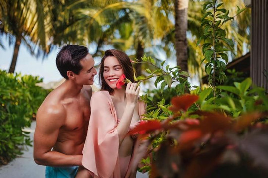 Hồ Ngọc Hà đăng ảnh bikini nóng bỏng bên cạnh người tình Kim Lý 