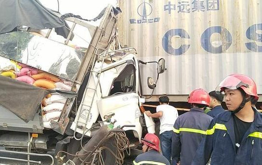 Clip xe tải bẹp đầu khi tông đuôi container ở TP.HCM, 3 người chết thảm