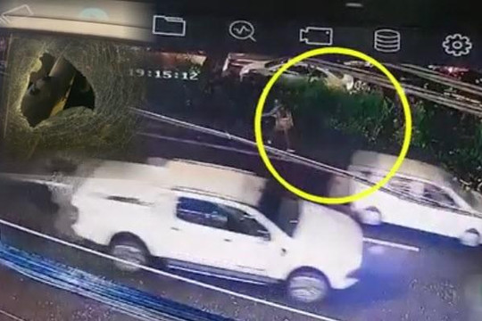 Clip gã trai đi xe máy tông đuôi ô tô ở Hà Nội, lấy đá ném bể kính rồi bỏ trốn