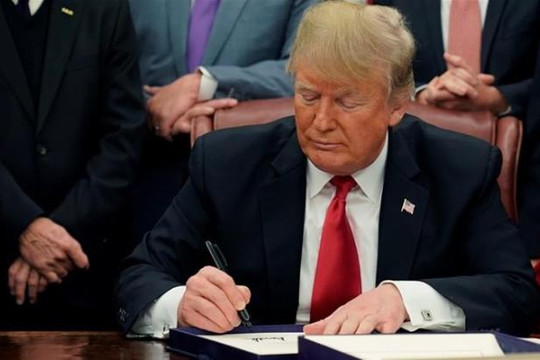 Tổng thống Mỹ Donald Trump ký ban hành dự luật chi 8,3 tỉ USD chống COVID-19