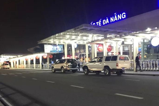 Bất ngờ với 4 khách nước ngoài thuộc diện cách ly vẫn được xe biển xanh chở ra sân bay Đà Nẵng